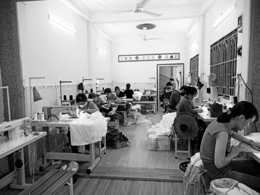 Gia công quần áo - Tìm hiểu về quy trình và những điều cần biết