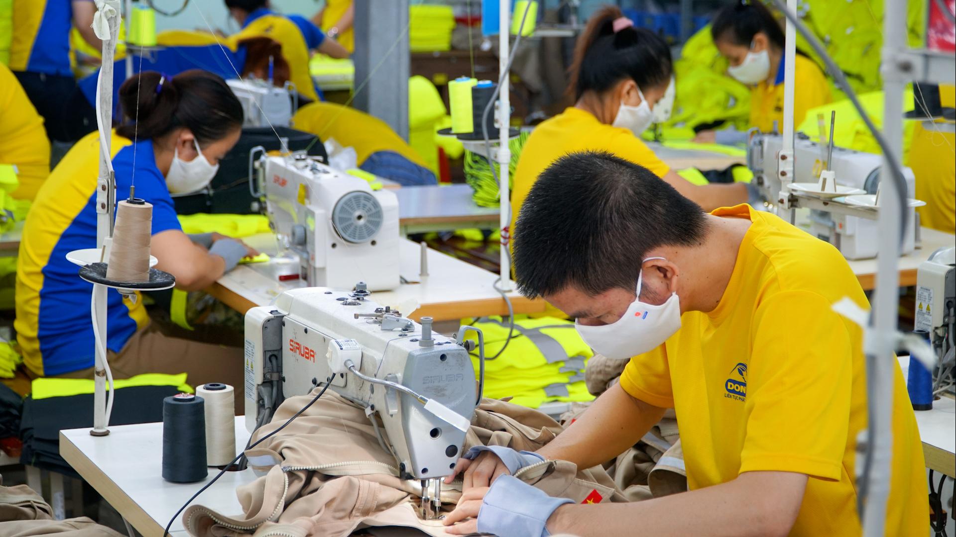 Gia công và sản xuất may lẻ - Hướng đi mới cho ngành thời trang hiện đại